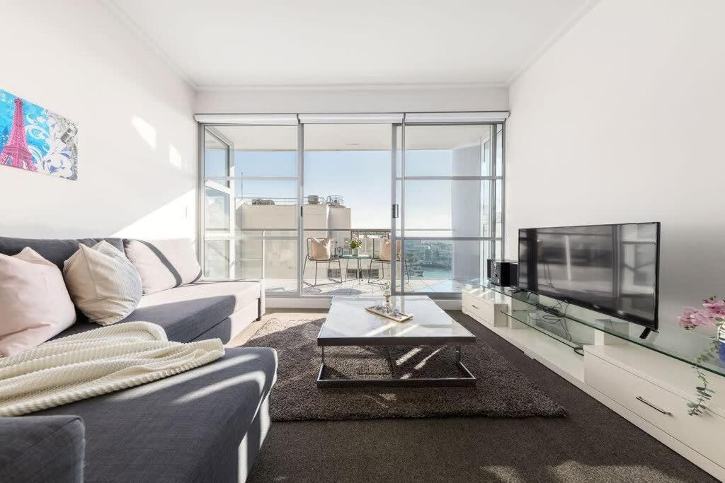 A Spacious 2br With An Amazing View Over Darling Harbour Sydney